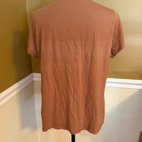 Mott & Bow Fitted V-Neck Marcy Tee in Cardamon (rust) Size XL - Picture 7 of 9